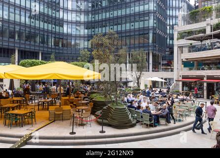 Ville de Londres style de vie, les travailleurs de manger et de boire en début de soirée après le travail dans les restaurants et les bars, Broadgate Circle Londres centre-ville Royaume-Uni Banque D'Images