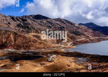 Kupup lake sous ciel nuageux, Kupup Vallée, Sikkim, Inde Banque D'Images