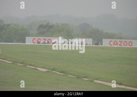 Epsom Downs, Surrey, Royaume-Uni. 4 juin 2021. Tout le champ galop à travers le haut des bas pendant la course de roses Oaks classique sur les bas à Epsom Credit: Motofoto/Alay Live News Banque D'Images