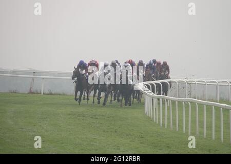 Epsom Downs, Surrey, Royaume-Uni. 4 juin 2021. Tout le terrain est serré au début de la descente pendant la course de roses Oaks classique sur les bas à Epsom Credit: Motofoto/Alay Live News Banque D'Images