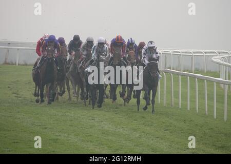 Epsom Downs, Surrey, Royaume-Uni. 4 juin 2021. Tout le terrain est serré au début de la descente pendant la course de roses Oaks classique sur les bas à Epsom Credit: Motofoto/Alay Live News Banque D'Images