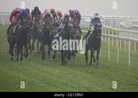 Epsom Downs, Surrey, Royaume-Uni. 4 juin 2021. Tout le terrain est serré au début de la descente pendant la course de roses Oaks classique sur les bas à Epsom Credit: Motofoto/Alay Live News Banque D'Images