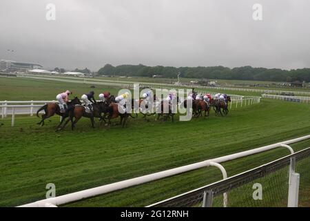 Epsom Downs, Surrey, Royaume-Uni. 4 juin 2021. Le terrain commence à s'étendre au célèbre Tottenham Corner pendant la course de roses Oaks classique sur les bas à Epsom Credit: Motofoto/Alay Live News Banque D'Images