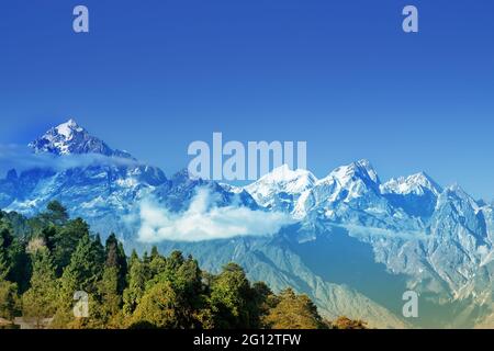 Belle vue sur les montagnes de l'Himalaya à Ravangla, Sikkim. L'Himalaya est la grande chaîne de montagnes en Asie avec plus de 50 sommets, la plupart du temps plus élevés, y compris Banque D'Images