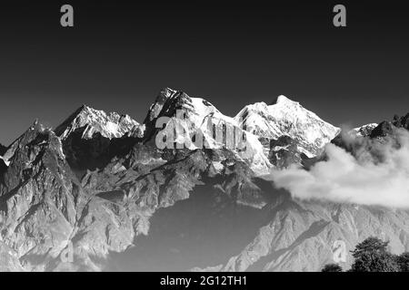 De gauche - Mont Sud Kabru (24215 pieds), Mont Nord Kabru et Mont Talung (24200 pieds) - belle vue de grandes montagnes himalayenne à Ravangla, Banque D'Images