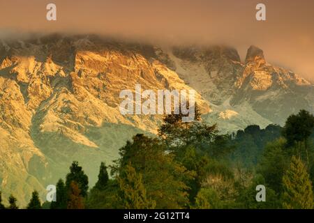 Belle vue sur les montagnes de l'Himalaya à Ravangla, Sikkim. L'Himalaya est la grande chaîne de montagnes en Asie avec plus de 50 sommets , la plupart du temps les plus élevés Banque D'Images