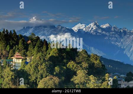 Belle vue sur les montagnes de l'Himalaya à Ravangla, Sikkim. L'Himalaya est la grande chaîne de montagnes en Asie avec plus de 50 sommets , la plupart du temps les plus élevés. Banque D'Images