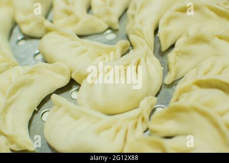 Momo , type de boulonnage sud-asiatique; originaire du Tibet, du Népal, du Bhoutan et de Sikkim. Il est semblable au baozi chinois et au jiaozi, au buuz mongol, au gy japonais Banque D'Images