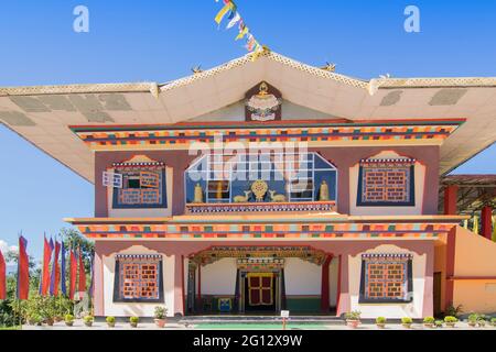 Monastère de Gurung - un beau monastère bouddhiste éclairé au soleil à Rinchenpong, Sikkim, Inde. Ciel bleu clair au-dessus et drapeaux de prière bouddhistes autour. Banque D'Images