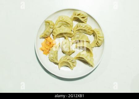 Momo , type de boulonnage sud-asiatique; originaire du Tibet, du Népal, du Bhoutan et de Sikkim. Il est semblable au baozi chinois et au jiaozi, au buuz mongol, au gy japonais Banque D'Images