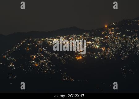 Belle image nocturne de Darjeeling, Reine des collines, vue d'Okhrey, Sikkim, Inde Banque D'Images