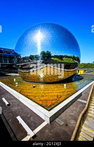 FRANCE. PARIS (75). CINÉMA LA GEODE DANS LE PARC DE LA VILLETTE. Banque D'Images