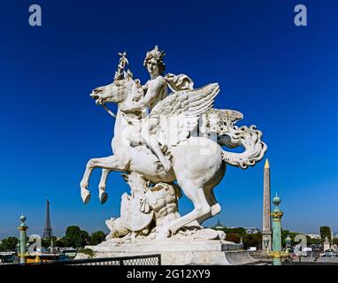 FRANCE. PARIS (75) LE JARDIN DES TUILERIES SUR LA STATUE APPELÉE 'MERCURY SUR UNE AILE DE CHEVAL', L'OBÉLISQUE ET LA TOUR EIFFEL EN ARRIÈRE-PLAN Banque D'Images