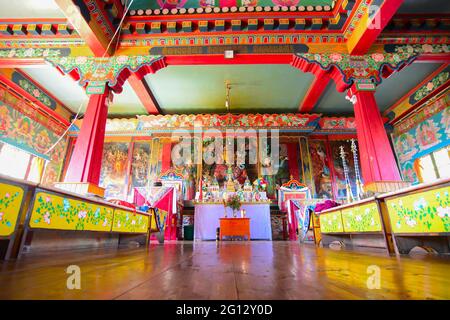 Rinchenpong, Sikkim, Inde - 17th octobre 2016 : statues religieuses du bouddhisme se reflétant sur un sol en bois au monastère de Rinchenpong avec de belles peintures murales. Banque D'Images