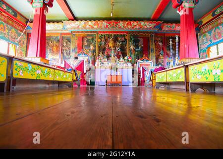 Rinchenpong, Sikkim, Inde - 17th octobre 2016 : statues religieuses du bouddhisme se reflétant sur un sol en bois au monastère de Rinchenpong avec de belles peintures murales. Banque D'Images