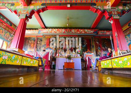 Rinchenpong, Sikkim, Inde - 17th octobre 2016 : statues religieuses du bouddhisme se reflétant sur un sol en bois au monastère de Rinchenpong avec de belles peintures murales. Banque D'Images