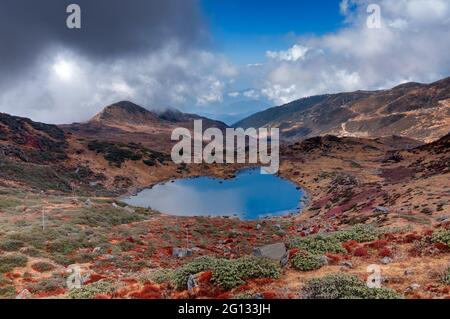 Vue de dessus du lac Kalapokhri, Sikkim, chaîne de montagnes himalayenne, Sikkim - c'est l'un des beaux lacs éloignés de Sikkim. Banque D'Images