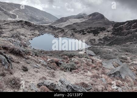 Vue d'hiver en noir et blanc du lac Kalapokhri, Sikkim, chaîne de montagnes de l'Himalaya, Sikkim - c'est l'un des beaux lacs éloignés de Sikkim. Banque D'Images