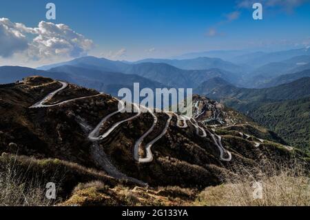 Belles routes de Curvy sur l'ancienne route de la soie, route commerciale de la soie entre la Chine et la frontière de l'Inde, Sikkim, Inde. Partie du projet OBOR de la Chine pour le commerce. Banque D'Images