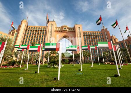 Drapeaux nationaux des Émirats arabes Unis sur la pelouse devant l'Atlantis, le Palm, Dubaï Banque D'Images