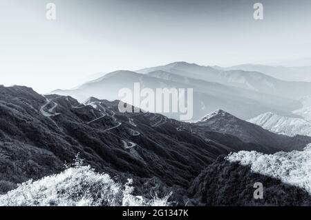 Belles routes de Curvy sur l'ancienne route de la soie, route commerciale de la soie entre la Chine et l'Inde, Sikkim - image en noir et blanc Banque D'Images