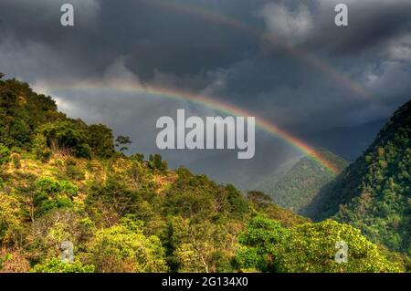 Bel arc-en-ciel sur ciel nuageux au-dessus des montagnes de l'Himalaya à Sikkim, Bengale occidental, Inde. Banque D'Images