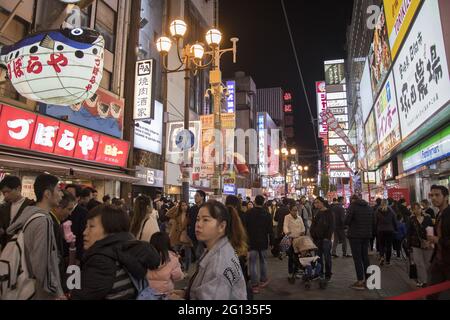 OSAKA, JAPON - 16 décembre 2019 : Osaka, Japon - 27 novembre 2019 : magnifique vue sur le paysage du magasin japonais avec une foule de gens et de touristes à Dotonburi wa Banque D'Images