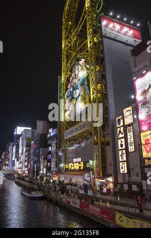 OSAKA, JAPON - 16 décembre 2019 : Osaka, Japon - 27 novembre 2019 : magnifique vue sur le paysage du magasin japonais avec une foule de gens et de touristes à Dotonburi wa Banque D'Images