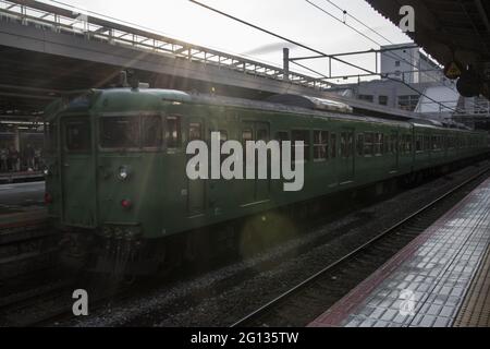 KYOTO, JAPON - 16 décembre 2019 : Kyoto, Japon - 27 novembre 2019 : train en attente de passagers à la gare de Kyoto, Japon. Banque D'Images