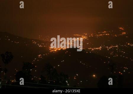 Belle image nocturne de Darjeeling, Reine des collines, Bengale-Occidental, Inde Banque D'Images