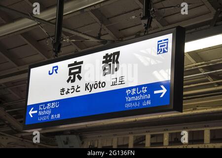 KYOTO, JAPON - 18 décembre 2019 : Kyoto, Japon - 28 novembre 2019 : panneau de plate-forme à la gare de Kyoto, Japon. Banque D'Images