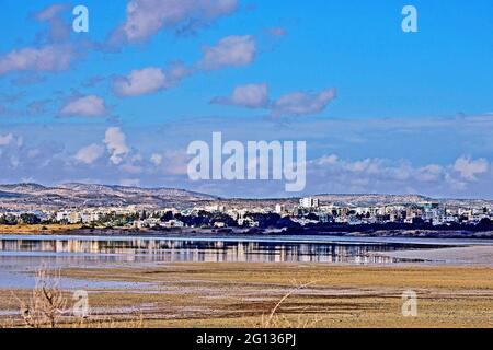 Vue sur les lacs Salt jusqu'à la ville de Larnaca à la fin de l'été Banque D'Images