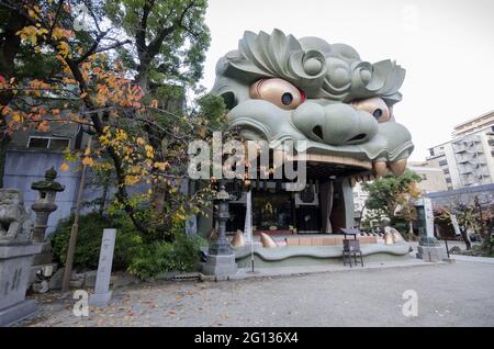 OSAKA, JAPON - 10 décembre 2019 : Osaka, Japon - 03 décembre 2019 : Temple Namba Yasaka avec salle en forme de lion EMA-Den à Osaka, Japon Banque D'Images