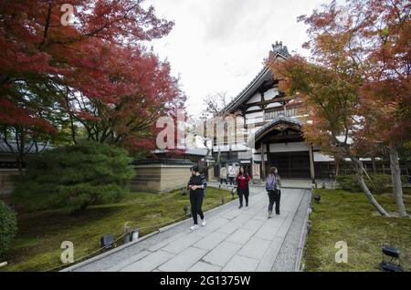 KYOTO, JAPON - 16 décembre 2019 : Kyoto, Japon - 27 novembre 2019 : les gens visitent les jardins du temple Kodaiji à Kyoto, Japon. Banque D'Images