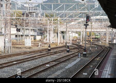 KYOTO, JAPON - 16 décembre 2019 : Kyoto, Japon - 27 novembre 2019 : gare à la journée à Kyoto, Japon. Les trains sont un moyen très pratique pour les visiteurs Banque D'Images