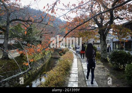 KYOTO, JAPON - 10 décembre 2019 : Kyoto, Japon - 24 novembre 2019 : chemin du philosophe avec congé d'automne à Kyoto. Banque D'Images