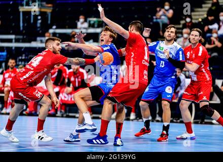 Hambourg, Allemagne. 04e juin 2021. Handball: Coupe DHB, TBV Lemgo Lippe - MT Melsungen, main Round, final four, final. Domagoj Pavlovi· (l-r) de Melsungen, Jonathan Carlsbogard de Lemgo, Felix Danner de Melsungen, Christoph Theuerkauf de Lemgo et Tobias Reichmann de Melsungen se battent pour le ballon. Credit: Axel Heimken/dpa/Alay Live News Banque D'Images