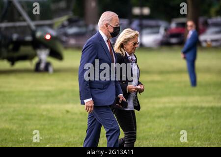 Washington, États-Unis. 04e juin 2021. LE président AMÉRICAIN Joe Biden, avec la première dame Dr. Jill Biden, se déporte de Marine One sur l'Ellipse alors qu'il retourne à la Maison Blanche à Washington, DC, Etats-Unis, 04 juin 2021. Plus tôt dans la journée, le président Biden a prononcé des observations sur le rapport emplois de mai à Rehoboth Beach, Delaware. Credit: SIPA USA/Alay Live News Banque D'Images