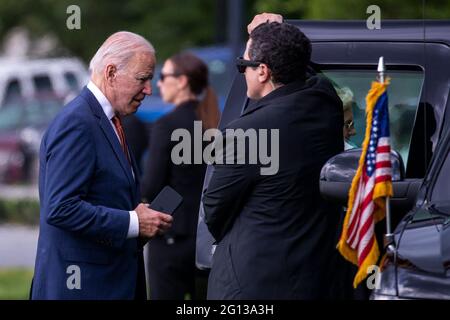 Washington, États-Unis. 04e juin 2021. LE président AMÉRICAIN Joe Biden se met dans une limousine après avoir délaissé Marine One sur l'Ellipse alors qu'il revient à la Maison Blanche à Washington, DC, Etats-Unis, le 04 juin 2021. Plus tôt dans la journée, le président Biden a prononcé des observations sur le rapport emplois de mai à Rehoboth Beach, Delaware. Credit: SIPA USA/Alay Live News Banque D'Images