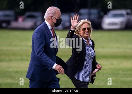 Washington, États-Unis. 04e juin 2021. LE président AMÉRICAIN Joe Biden, avec la première dame Dr. Jill Biden, se déporte de Marine One sur l'Ellipse alors qu'il retourne à la Maison Blanche à Washington, DC, Etats-Unis, 04 juin 2021. Plus tôt dans la journée, le président Biden a prononcé des observations sur le rapport emplois de mai à Rehoboth Beach, Delaware. Credit: SIPA USA/Alay Live News Banque D'Images