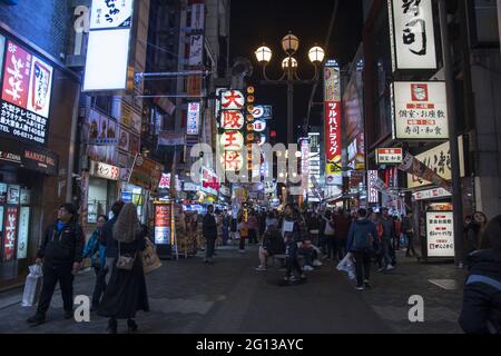 OSAKA, JAPON - 16 décembre 2019 : Osaka, Japon - 27 novembre 2019 : magnifique vue sur le paysage du magasin japonais avec une foule de gens et de touristes à Dotonburi wa Banque D'Images