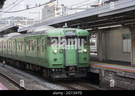 KYOTO, JAPON - 16 décembre 2019 : Kyoto, Japon - 27 novembre 2019 : train en attente de passagers à la gare de Kyoto, Japon. Banque D'Images