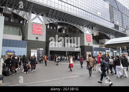 KYOTO, JAPON - 16 décembre 2019: Kyoto, Japon - 27 novembre, 2019: Foule de personnes à l'entrée principale de la gare de Kyoto bâtiment de la gare principale et Banque D'Images