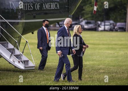 Washington DC, États-Unis. 04e juin 2021. LE président AMÉRICAIN Joe Biden, avec la première dame Dr. Jill Biden, se déporte de Marine One sur l'ellipse de la Maison Blanche à Washington, DC, Etats-Unis, le 04 juin 2021. Plus tôt dans la journée, le président Biden a prononcé des observations sur le rapport emplois de mai à Rehoboth Beach, Delaware. Credit: Abaca Press/Alay Live News Banque D'Images