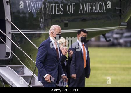 Washington DC, États-Unis. 04e juin 2021. LE président AMÉRICAIN Joe Biden, avec la première dame Dr. Jill Biden, se déporte de Marine One sur l'ellipse de la Maison Blanche à Washington, DC, Etats-Unis, le 04 juin 2021. Plus tôt dans la journée, le président Biden a prononcé des observations sur le rapport emplois de mai à Rehoboth Beach, Delaware. Credit: Abaca Press/Alay Live News Banque D'Images