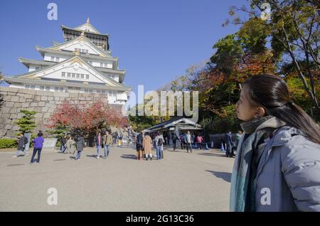 OSAKA, JAPON - 05 décembre 2019 : Osaka, Japon - 01 décembre 2019 : visite touristique et populaire du château d'Osaka à Osaka, Japon. Banque D'Images