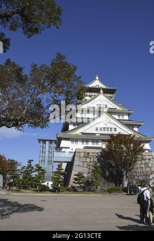 OSAKA, JAPON - 05 décembre 2019 : Osaka, Japon - 01 décembre 2019 : visite touristique et populaire du château d'Osaka à Osaka, Japon. Banque D'Images