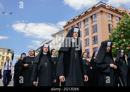 Cracovie, Pologne. 03ème juin 2021. Nonnes vues pendant la procession. Des milliers de catholiques ont pris part à la procession annuelle du Corpus Christ qui a traversé Cracovie malgré la menace du coronavirus. Elle a déclenché une discussion publique sur la responsabilité sociale de l'Église catholique en Pologne. La position officielle de la hiérarchie cléricale exigeait le respect des mesures de sécurité, mais encourageait en même temps une participation massive à la procession. Crédit : SOPA Images Limited/Alamy Live News Banque D'Images