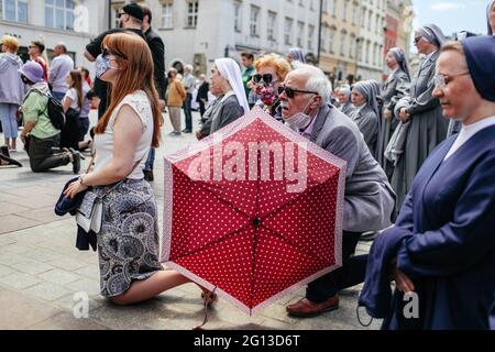 Cracovie, Pologne. 03ème juin 2021. Les gens ont vu s'agenouiller pendant qu'ils prient pendant la procession. Des milliers de catholiques ont pris part à la procession annuelle du Corpus Christ qui a traversé Cracovie malgré la menace du coronavirus. Elle a déclenché une discussion publique sur la responsabilité sociale de l'Église catholique en Pologne. La position officielle de la hiérarchie cléricale exigeait le respect des mesures de sécurité, mais encourageait en même temps une participation massive à la procession. Crédit : SOPA Images Limited/Alamy Live News Banque D'Images