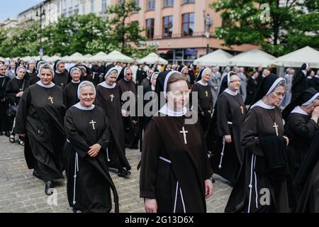 Cracovie, Pologne. 03ème juin 2021. Nonnes vues pendant la procession. Des milliers de catholiques ont pris part à la procession annuelle du Corpus Christ qui a traversé Cracovie malgré la menace du coronavirus. Elle a déclenché une discussion publique sur la responsabilité sociale de l'Église catholique en Pologne. La position officielle de la hiérarchie cléricale exigeait le respect des mesures de sécurité, mais encourageait en même temps une participation massive à la procession. Crédit : SOPA Images Limited/Alamy Live News Banque D'Images